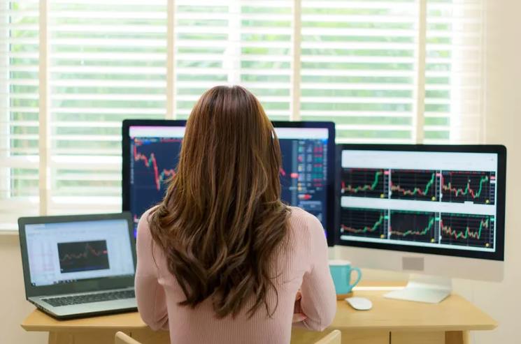 黄金市场多空对决一触即发，鲍威尔讲话成关键