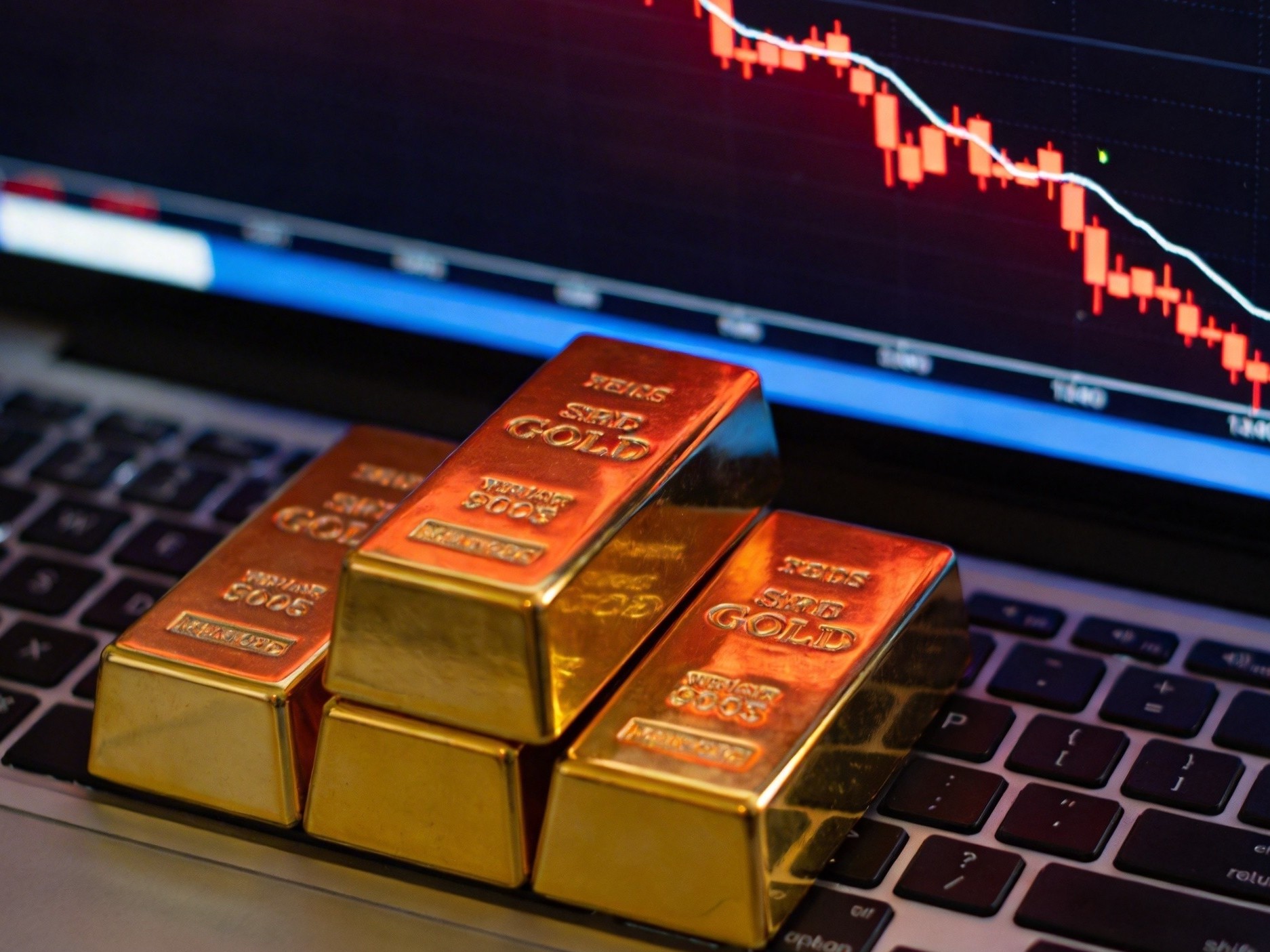 金价早盘探底，高利率预期持续施压